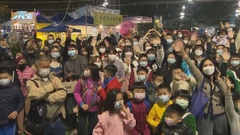 [現場]接近午夜維園花市人流有增無減 部分攤檔開始收拾貨架