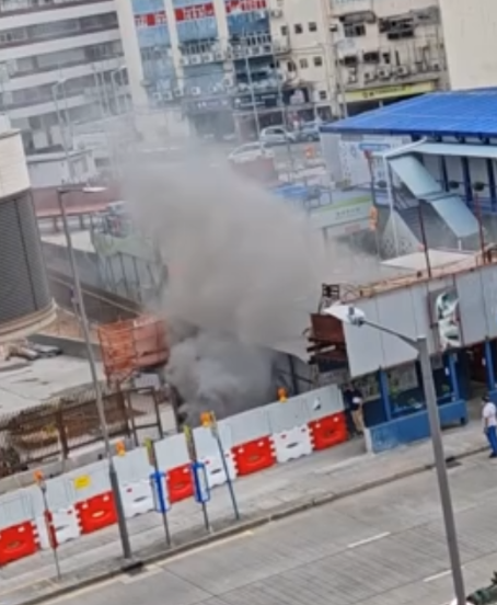 有片｜柴灣道地盤電錶箱起火噴火花