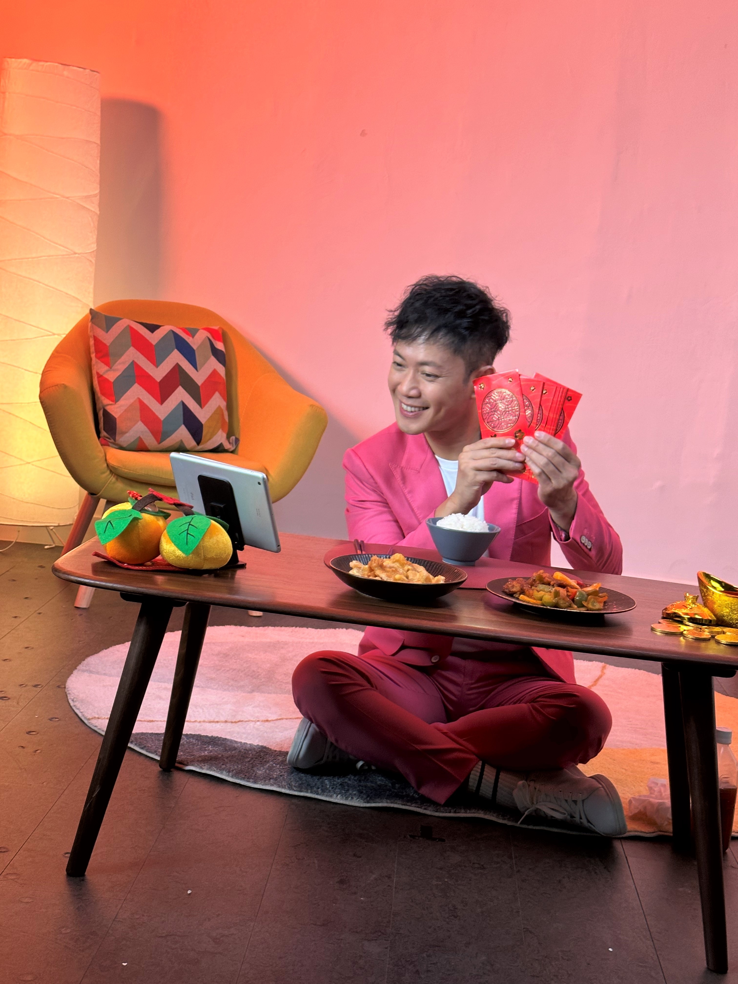 賀年 MV 也誠邀了香港藝人敖嘉年參與拍攝，一身桃紅色帥氣裝扮的嘉年，朝氣十足