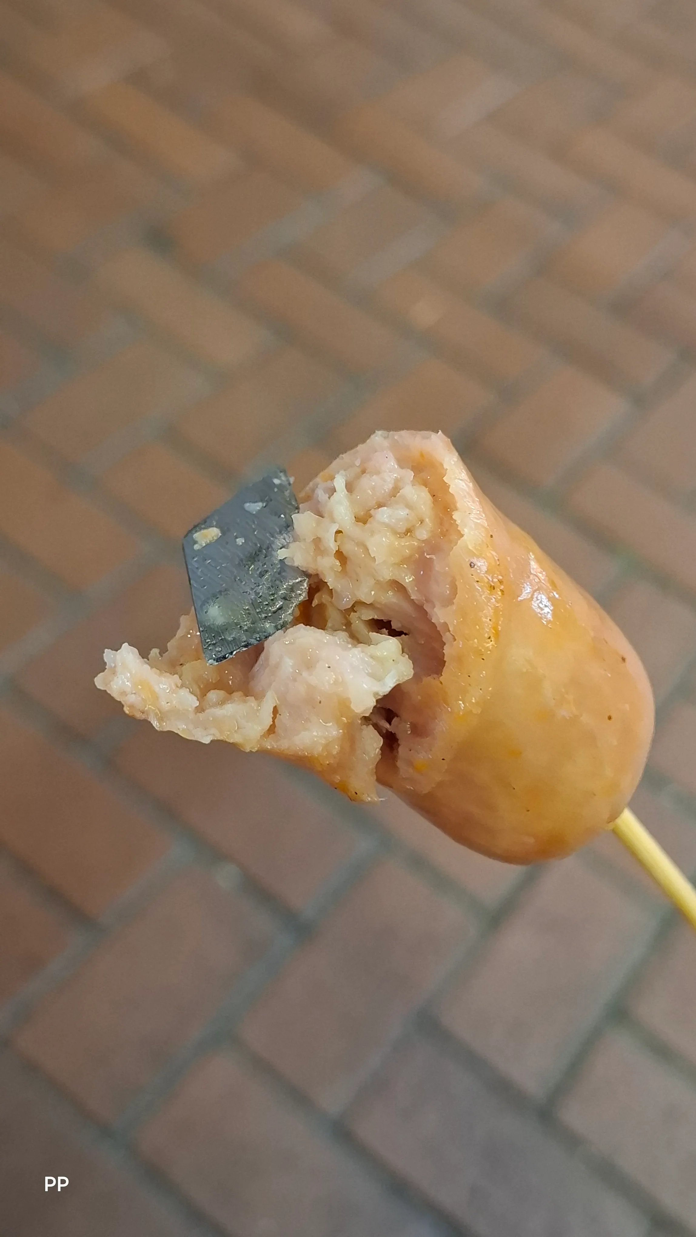 東張西望報料｜荃灣番薯店小食驚現刀片，小市民：你有無離譜啲？（Threads@pp__0620）