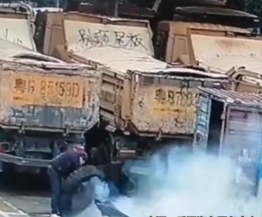 工人為車胎打氣時突然爆炸。網絡圖片