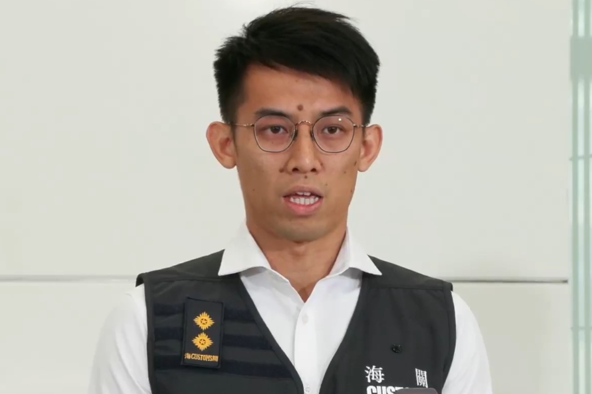 香港海關有組織罪案調查科特別調查第二組調查主任郭俊廷（海關Facebook直播截圖）