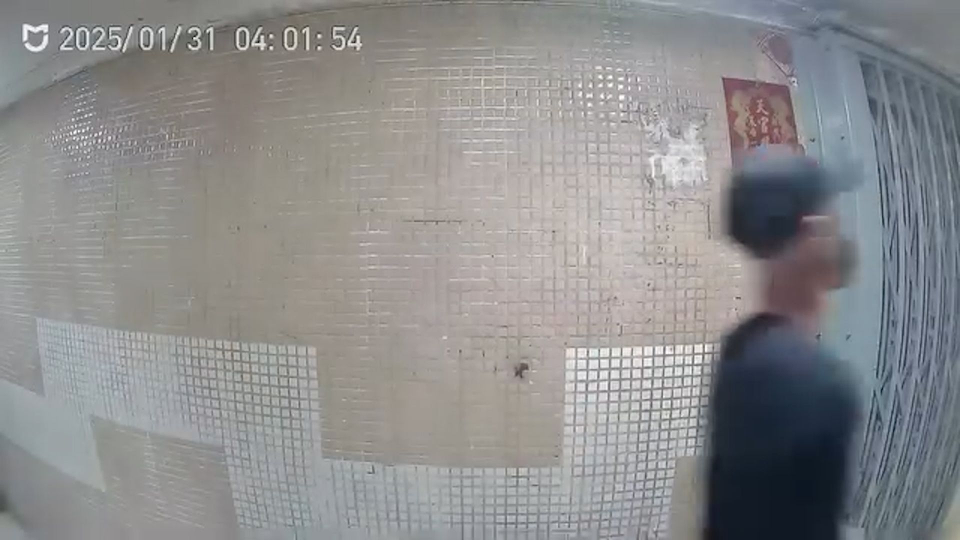 黃大仙下邨年初三現「抹屎男」，住戶鐵閘「抹便」全被拍下。(影片截圖／FB@黃大仙區友)