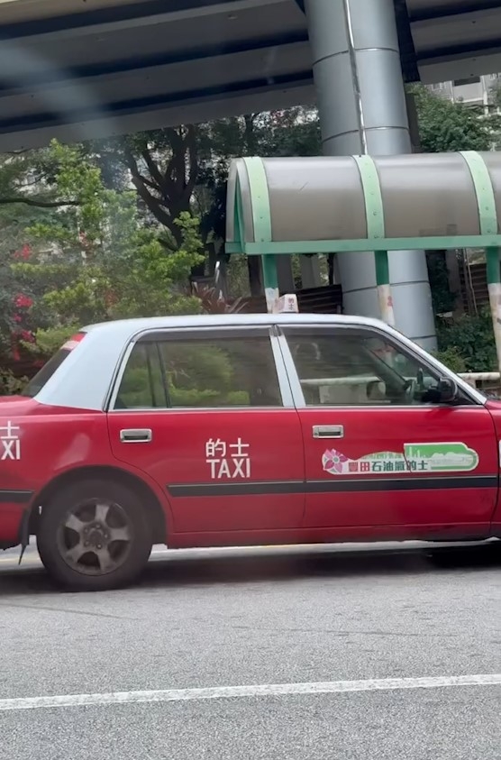 的士司機石蔭邨外玩「躺平」路上駕駛　市民看完心怕怕：扮無人駕駛？