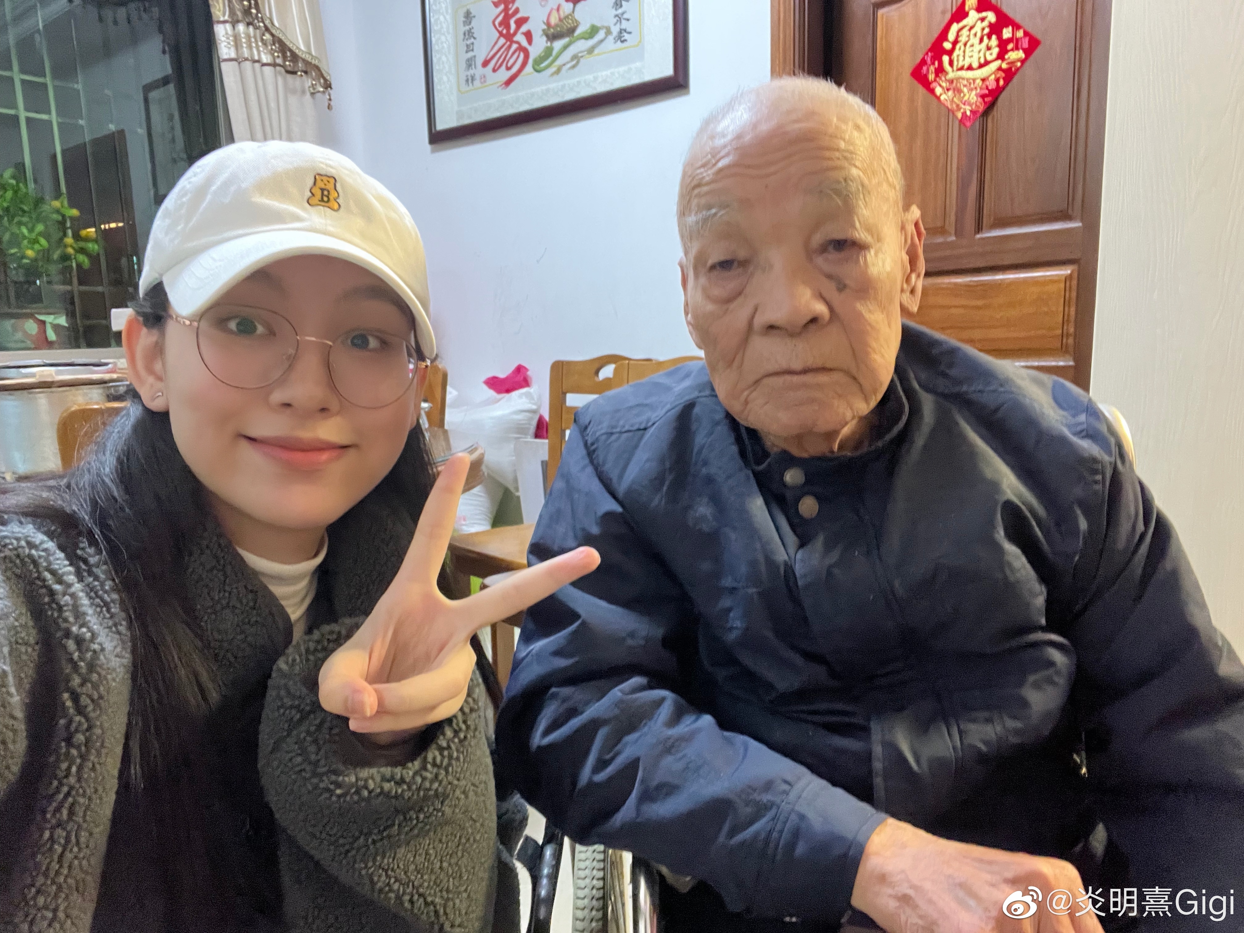 炎明熹近日陪屋企人，珍惜相處時光。