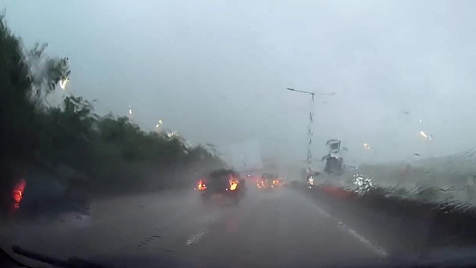 車Cam直擊｜司機大暴雨下公路揸車「打死火燈」　網民鬧爆：好學唔學大陸揸法