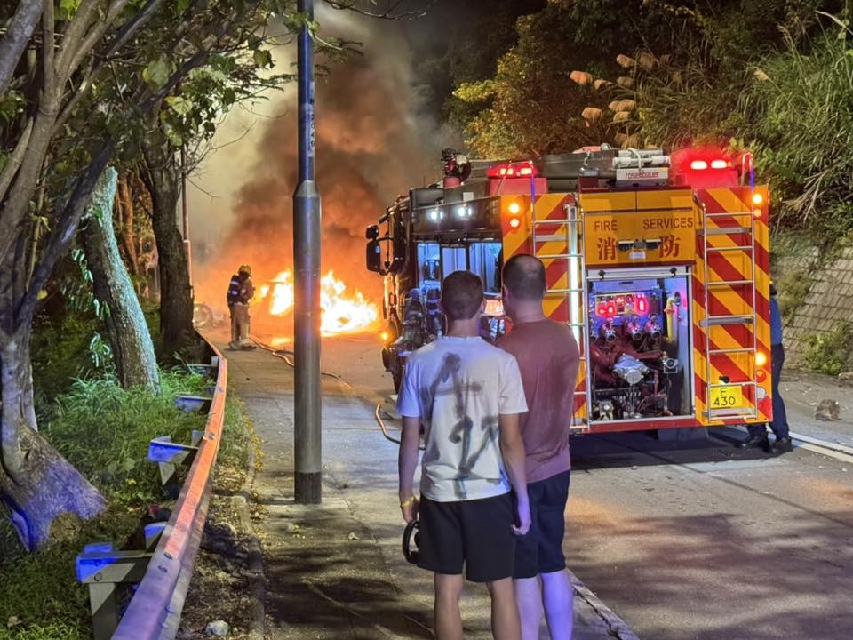 清水灣驚險車禍電動車疑撞牆起火　目擊者爆粗驚呼　全車燒剩支架