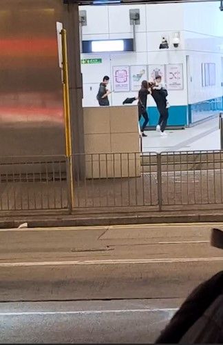 屯門MMA｜暴躁妻港鐵站內手袋毆打抱子丈夫