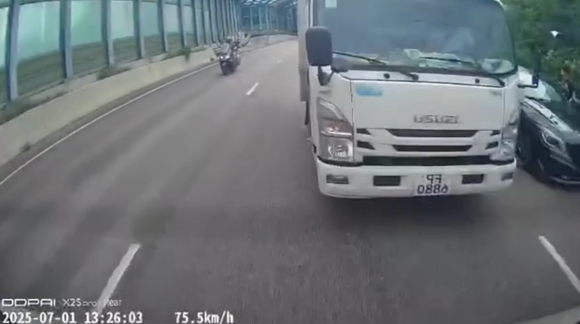 車Cam直擊｜吐露港公路貨車開快車失控　打「白鴿轉」飄移連跨3線