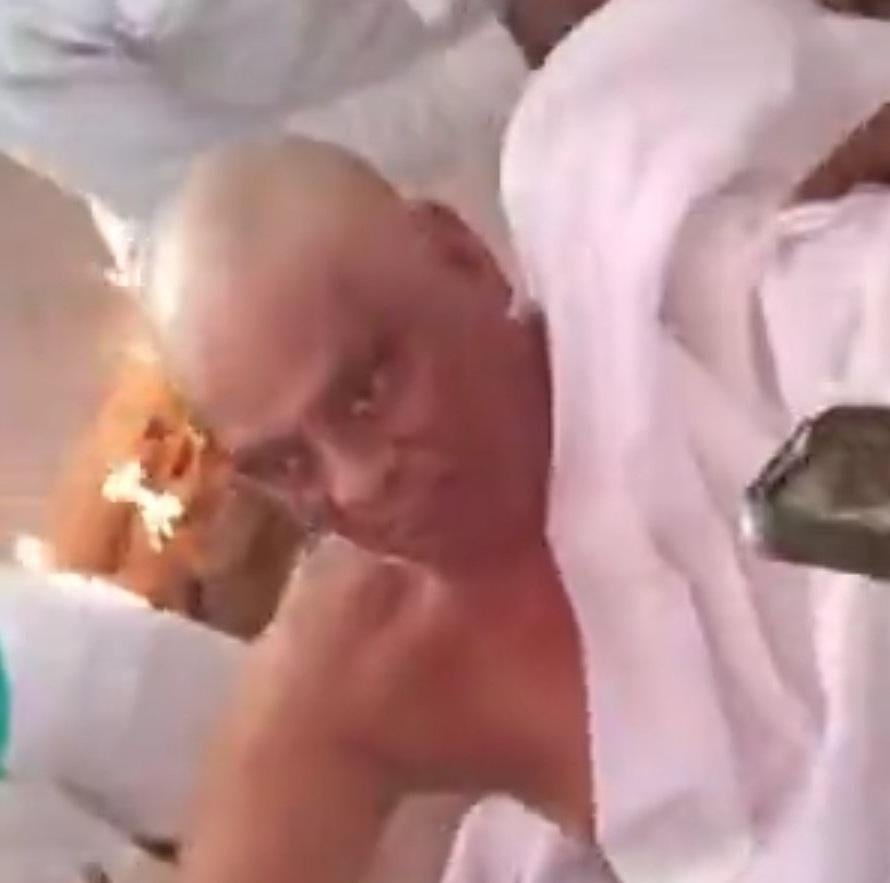 在送葬隊伍和「遺體」即將抵達火葬區時，拉爾突然「復活」，從抬架上起來，親友們當場大吃一驚。（網上圖片）