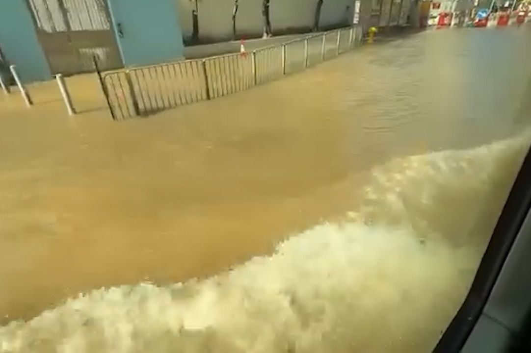 青衣警署正門前爆水管，泥水淹行人路及馬路。(現場影片截圖)