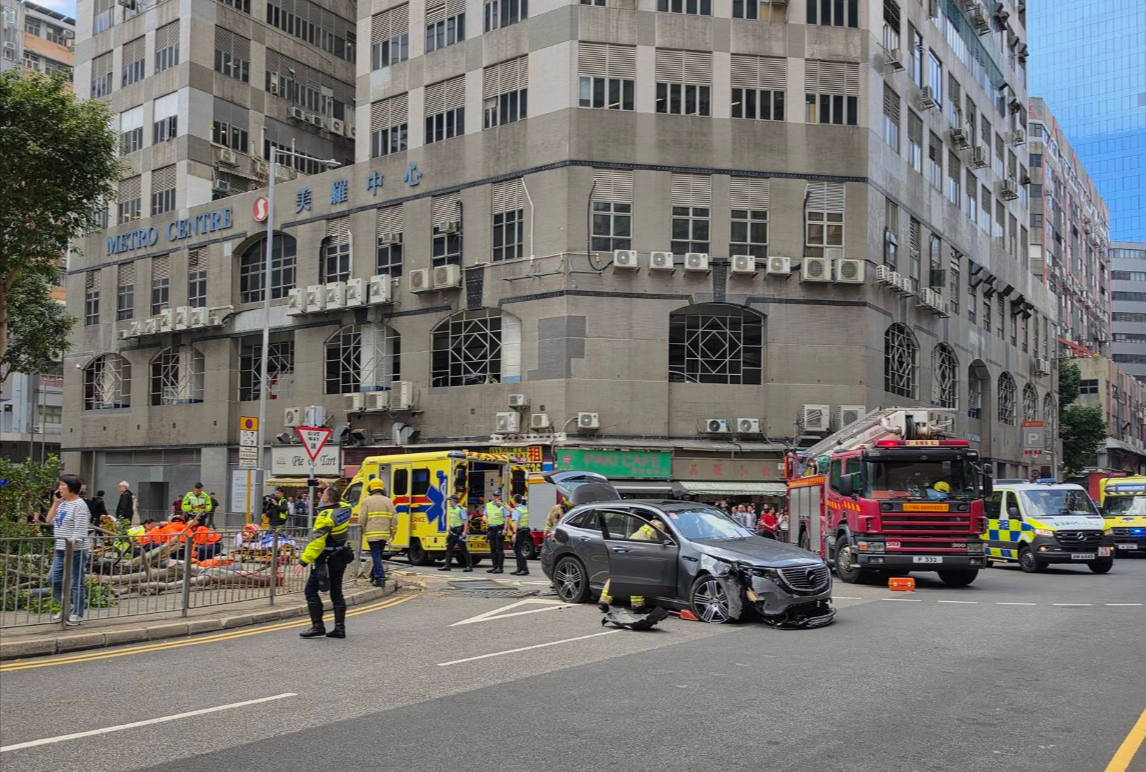 涉事私家車失事，撞斷欄杆剷上行人路，行人路上的樹倒塌，有傷者分別倒在行人路和馬路。（網上圖片）