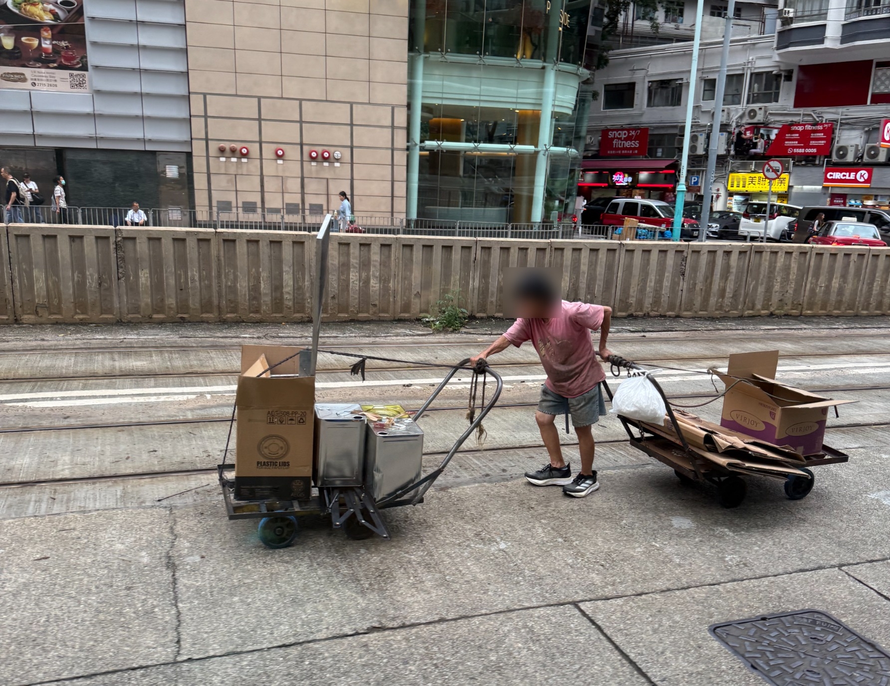 東張西望報料｜北角英皇道「紙皮老人」拖車闖行車路　險象環生引街坊報料關注 （報料人Phoebe提供）