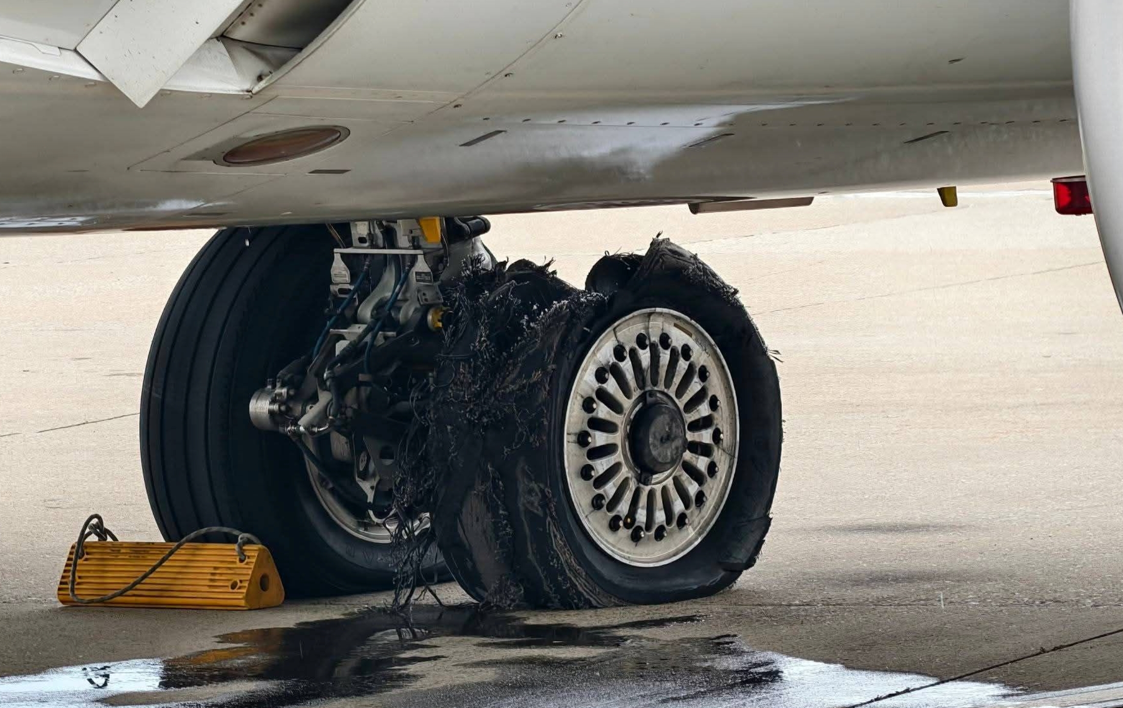 馬航MH79客機香港機場赴吉隆坡　準備起飛期間「爆胎」急刹停 （FB＠Richard Hou）
