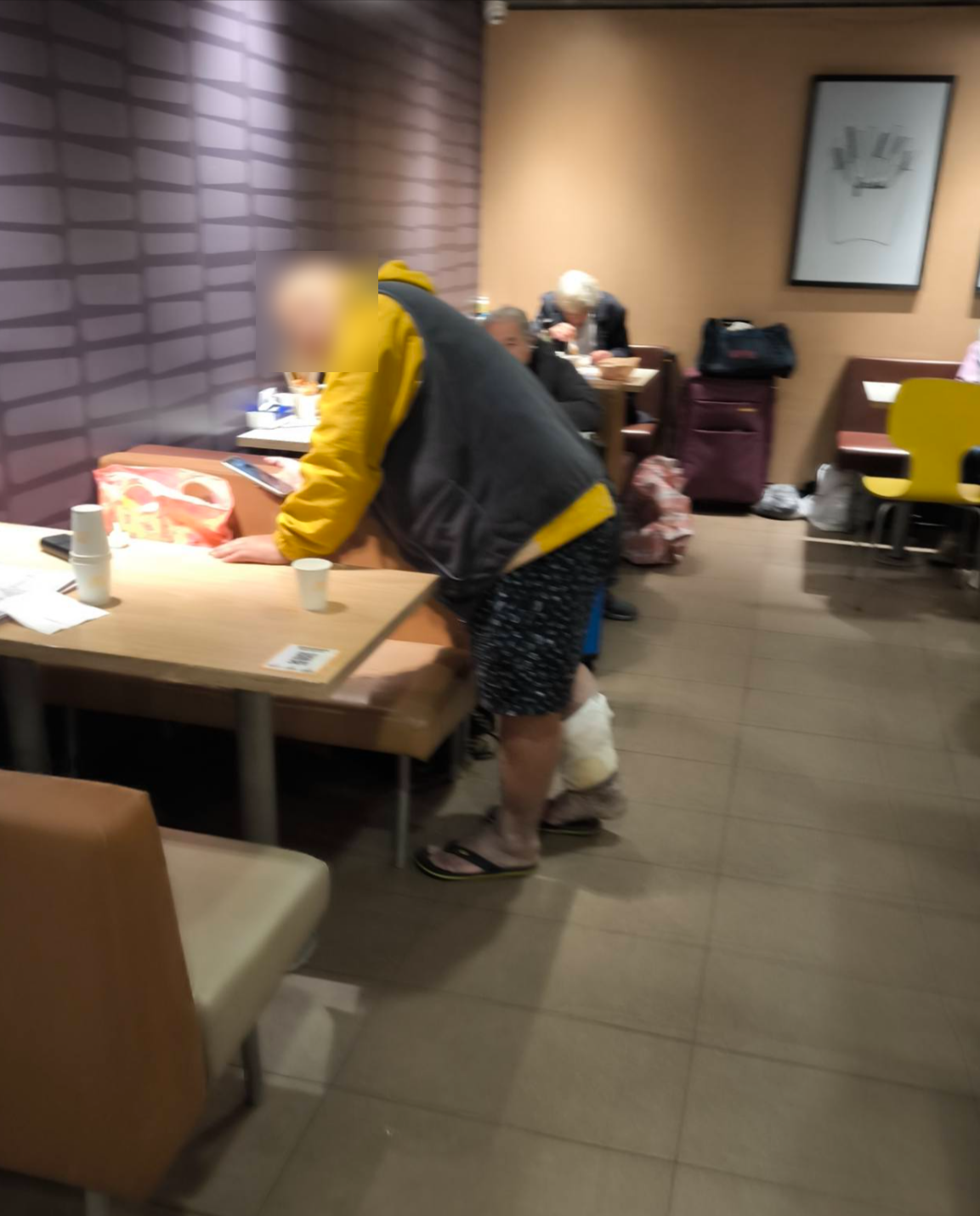 東張西望報料｜炮台山快餐店被指流浪漢長期佔座　食客投訴衞生惡劣變「露宿者之家