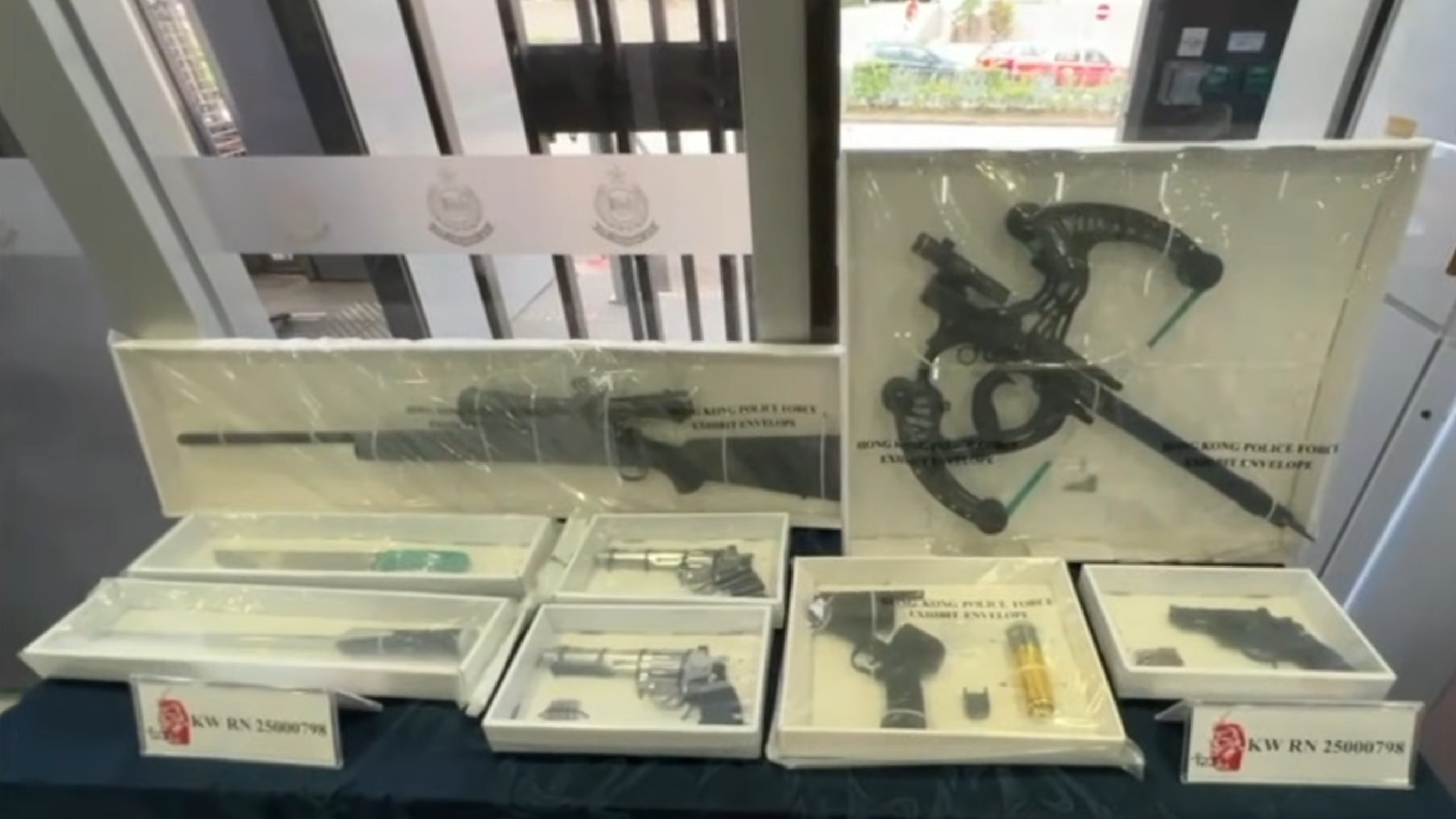 涉案物品。（警方YouTube直播截圖）