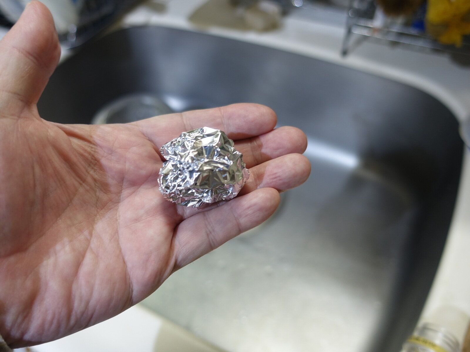 アルミホイルが水まわりの悩みを解決!?掃除のプロも活用している ...