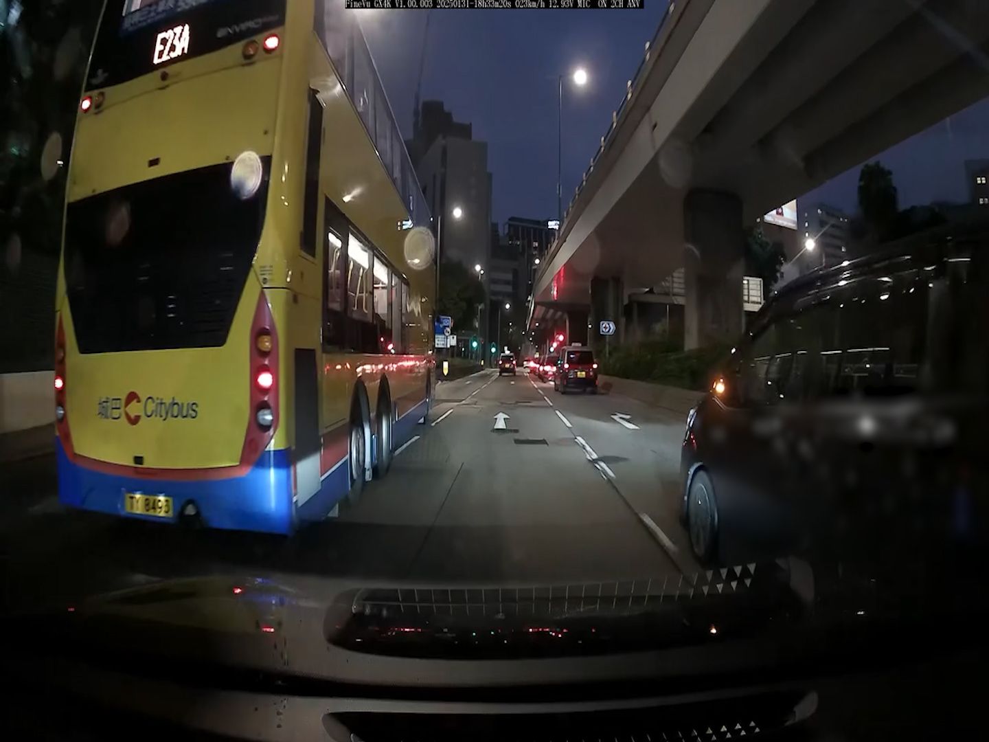 私家車新年勁陰功！加士居道天橋底先遇切線再碰U-turn