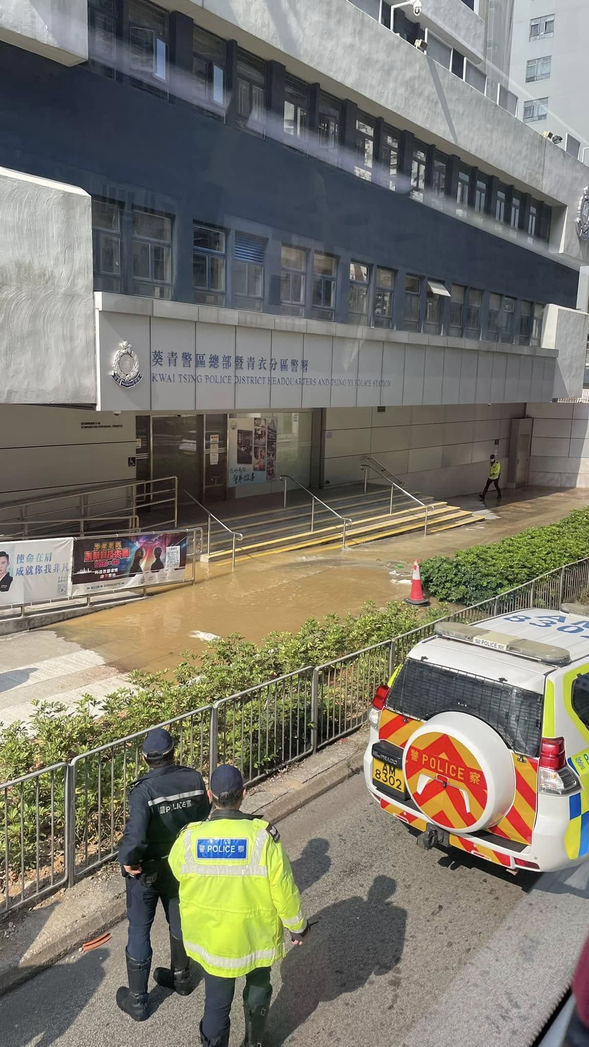 青衣警署正門前爆水管