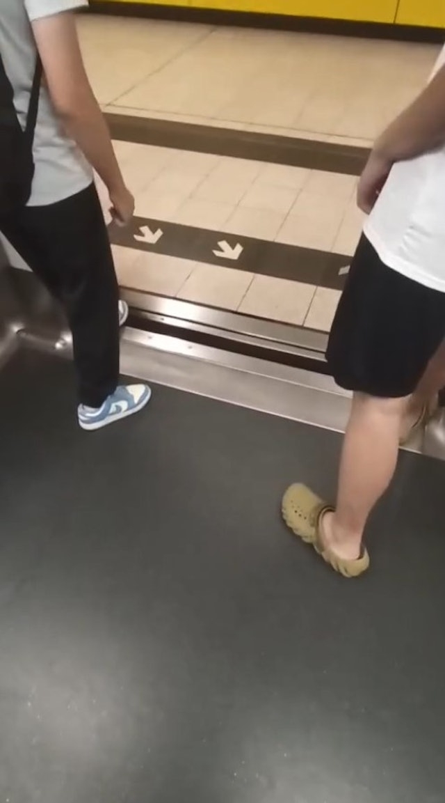 網上流傳影片，兩名年輕男子乘搭港鐵時「玩車門」，各自伸腳阻礙車門關上。（網上片段截圖）