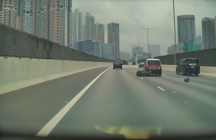 電單車打轉時，亦撞向右線的私家車，最後反彈至中線。（Facebook影片截圖／車cam L（香港群組）／Chui Sze Nok）