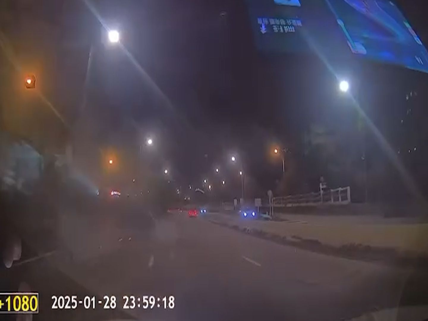 呈祥道私家車影線位切線失敗，鏟石壆再連打關斗四輪朝天