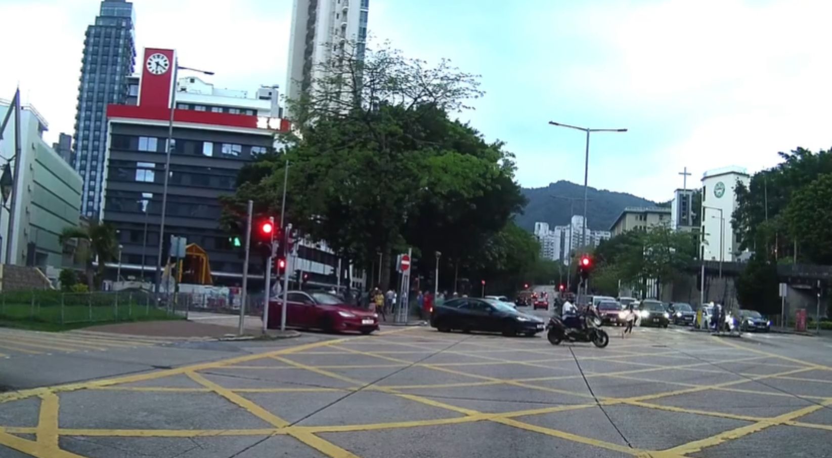 車Cam直擊｜深水埗妹妹漠視「馬路如虎口」　短跑連衝3馬路險被車撞