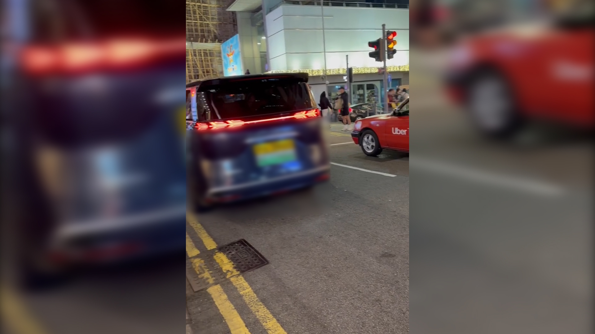 粵車南下｜馬路上綠燈唔行公然泊車　網民：唔泊上行人路已經好尊重