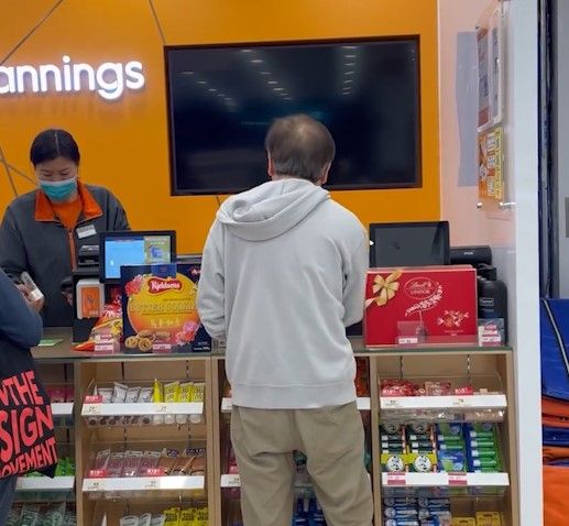 萬寧客人欲換貨惟單據無效爆粗鬧職員。(影片截圖)