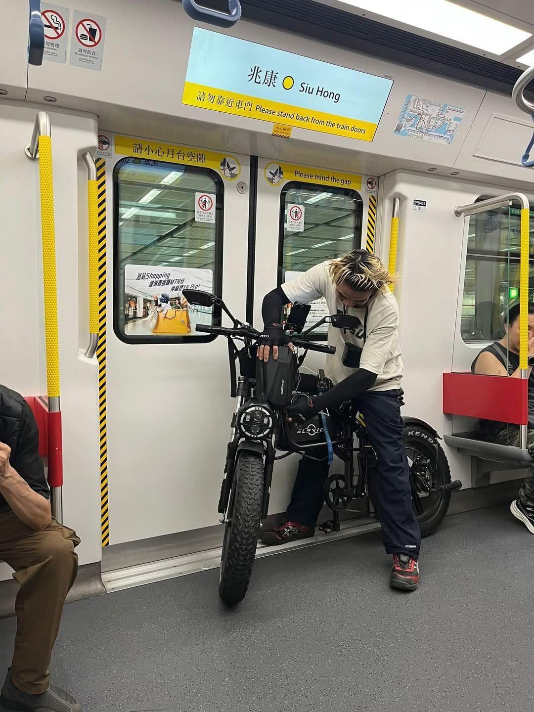 兆康站男乘客帶電動單車搭港鐵仲企正門口