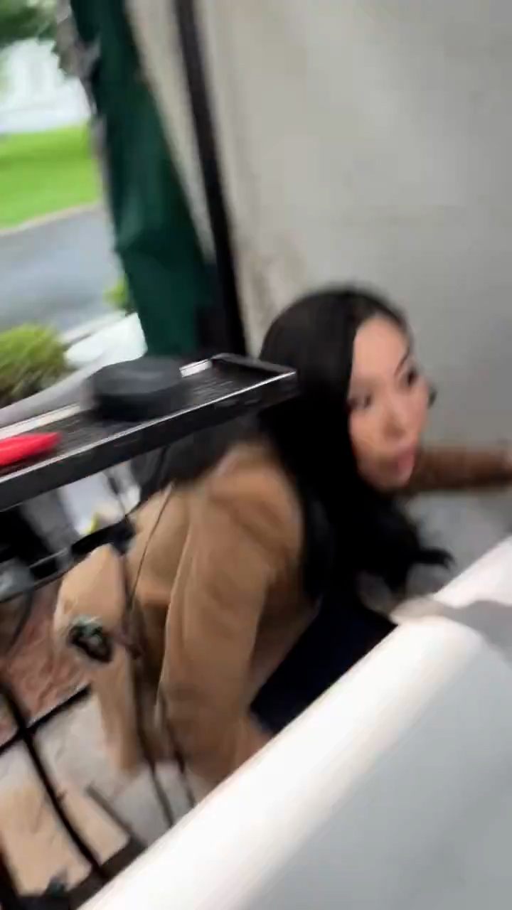 王詩琳迅即低身找掩護。（X影片／@selinawangtv）
