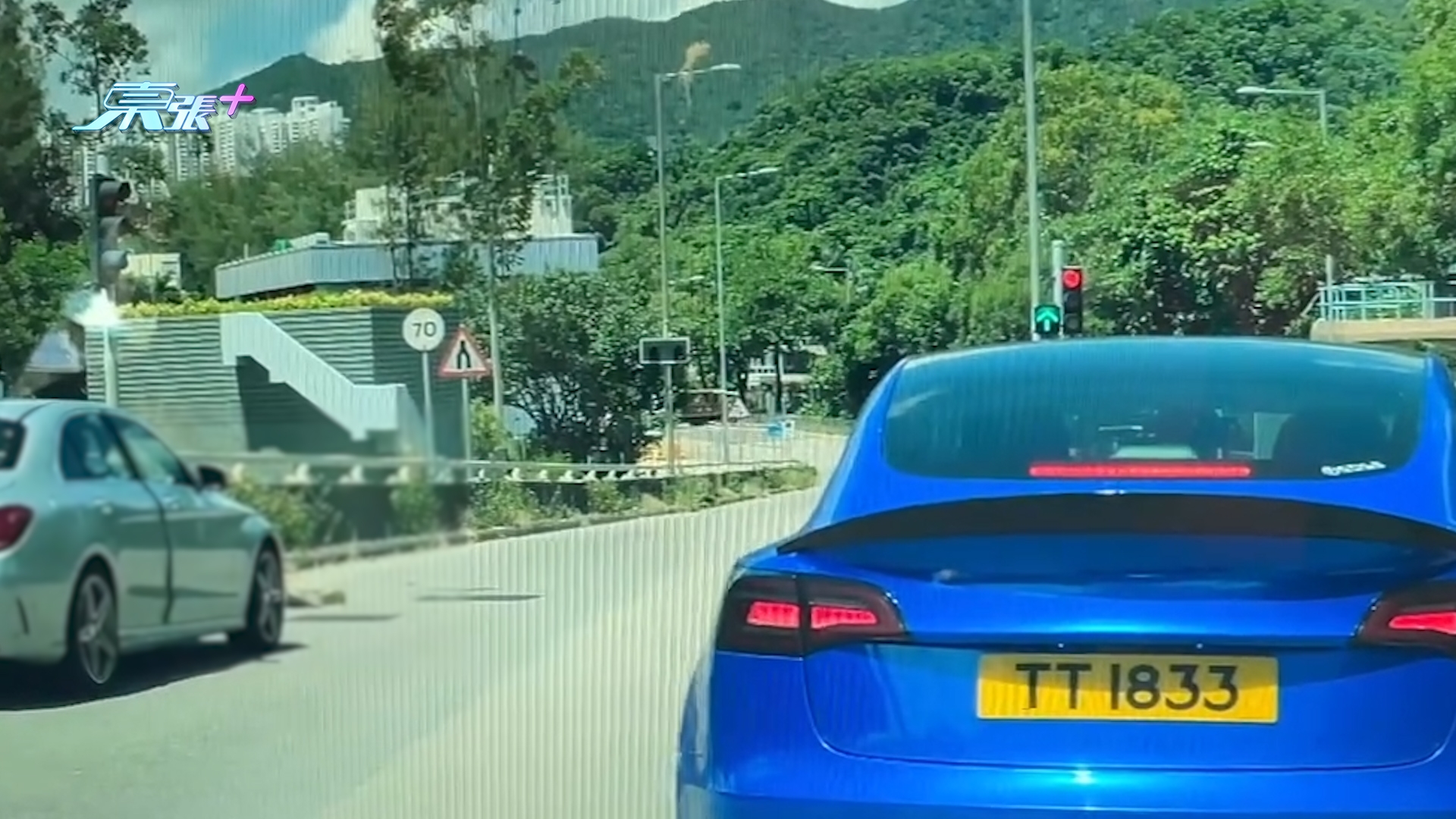 車Cam直擊｜大埔汀角路車禍　女司機炒車撞向電單車　鐵騎士秒被撞飛