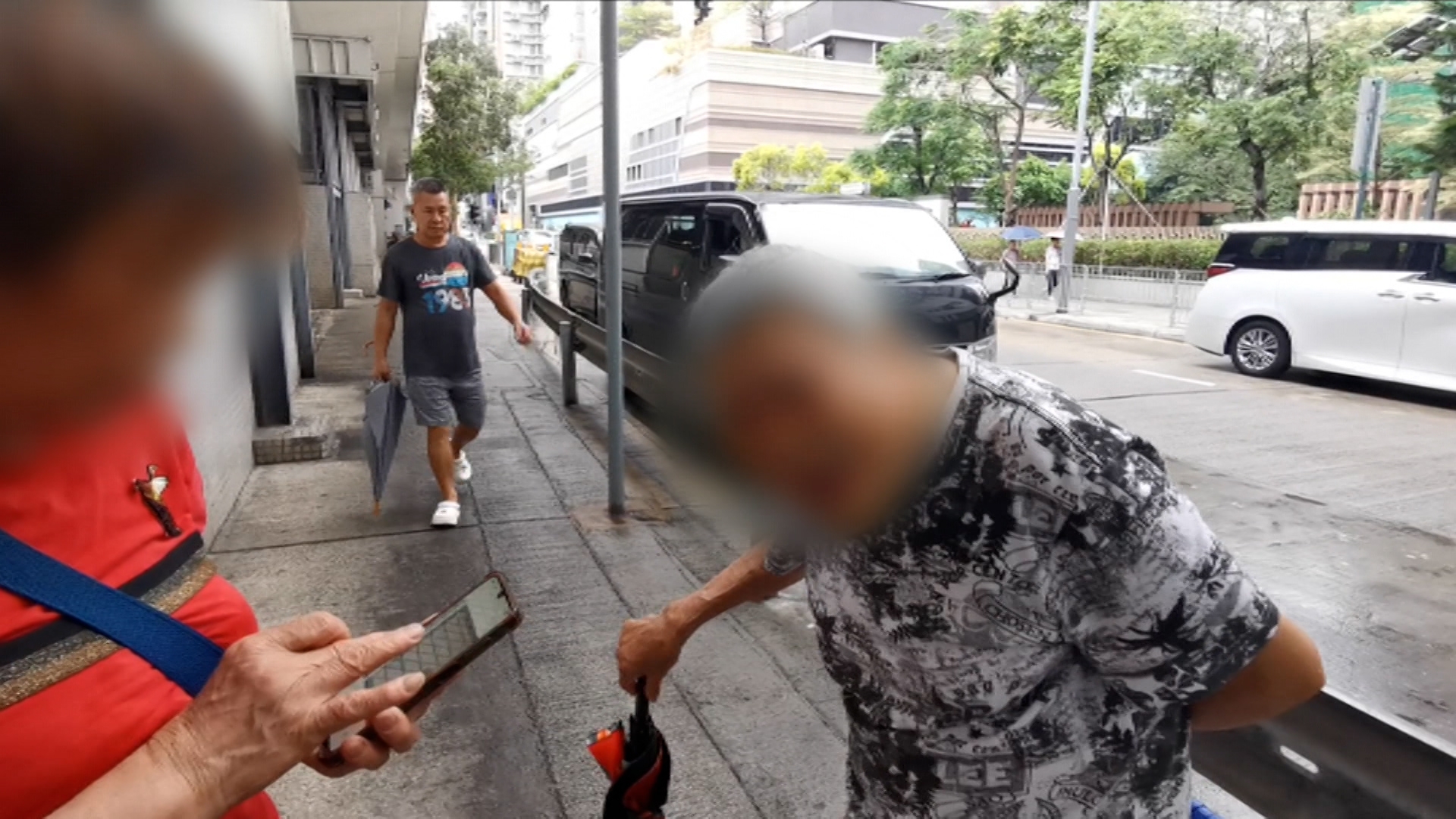 有一名認識兩人多年的老街坊經過，亦加入勸說阿珍放下恩怨，不過阿珍死不罷休，指阿麗與阿權仍然暗地來往。