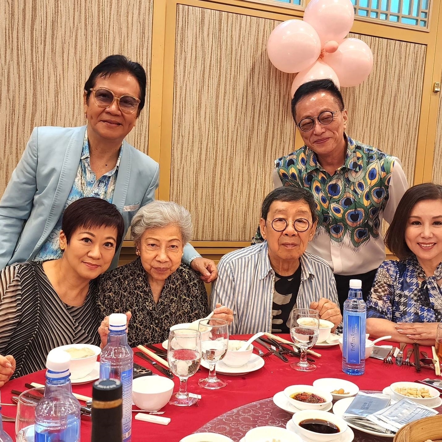 眾人開心喺酒樓敘舊