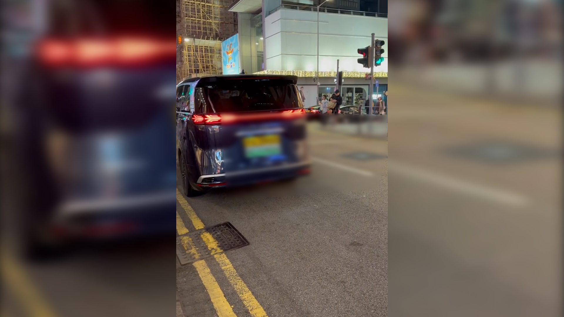 粵車南下｜馬路上綠燈唔行公然泊車　網民：唔泊上行人路已經好尊重