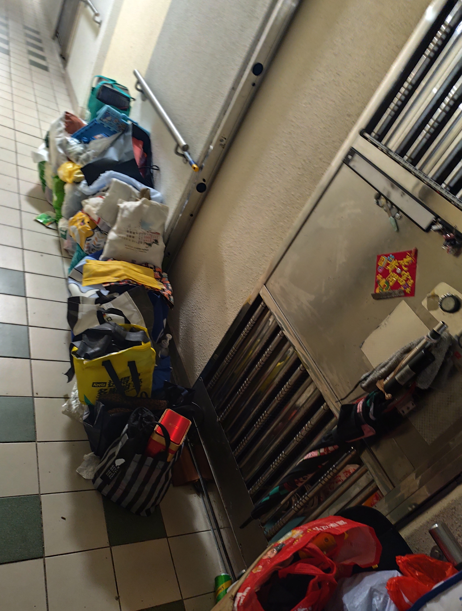 東張西望報料｜上水屋邨走廊堆滿垃圾雜物「傳惡臭」阻通道　街坊嘆苦況 （觀眾K小姐報料提供）