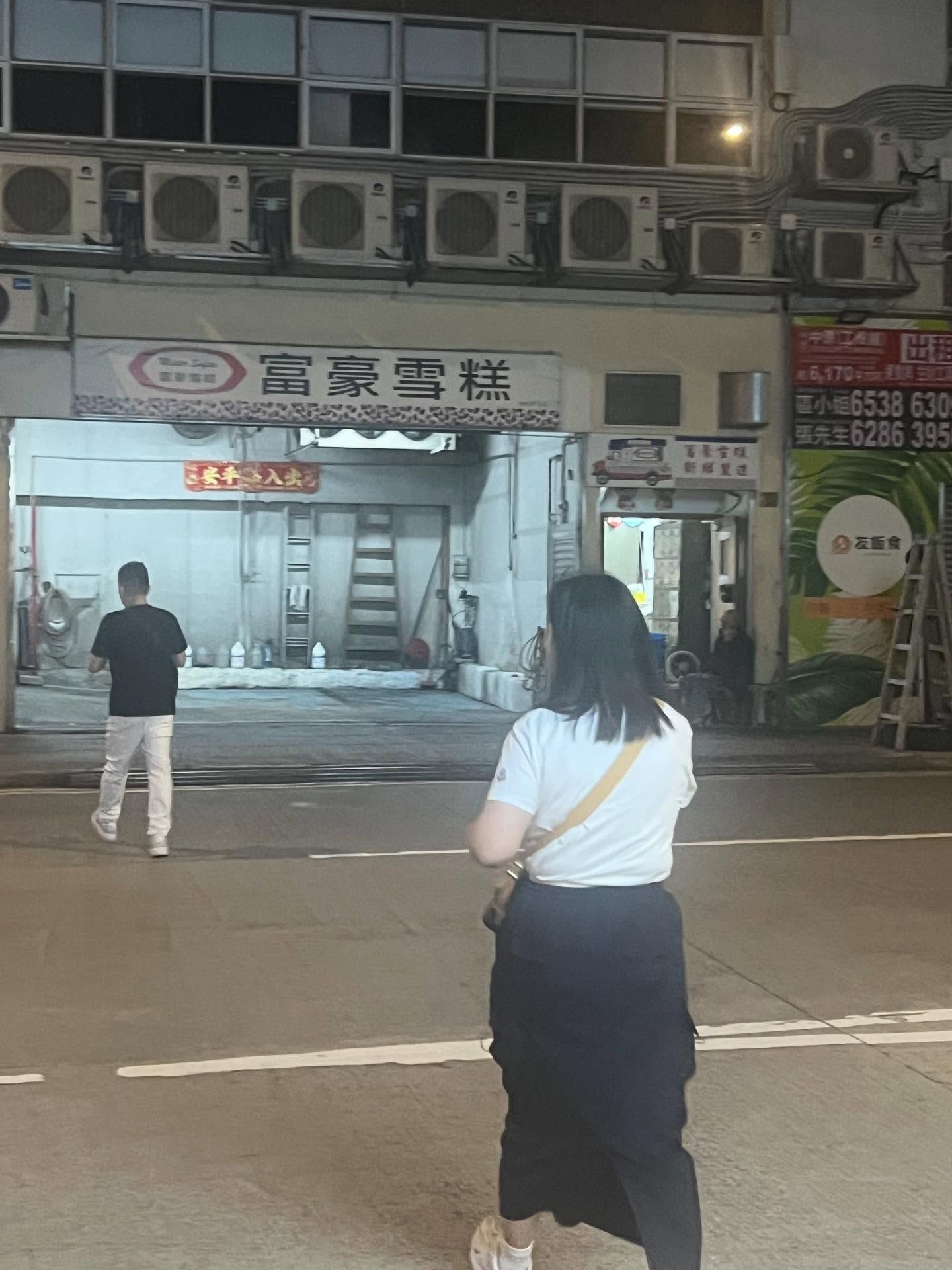 炭現疑似「借錢黨」向途人索錢買飯，兩男女身穿名牌操普通話。