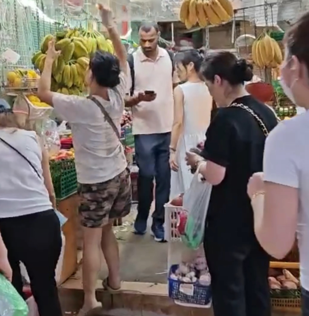 打風｜超強颱風樺加沙襲港　街市貨物準備賣光　遲來只能買香蕉