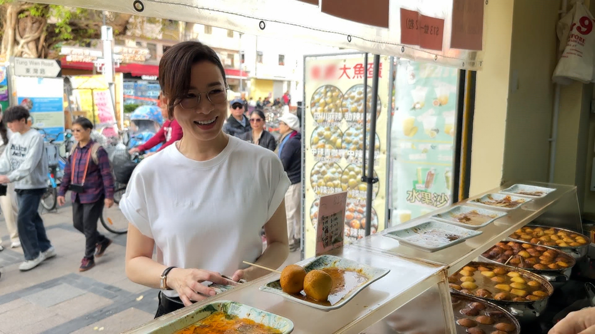 佘詩曼又很貼心地，親自去買長洲特色魚蛋給大家吃。