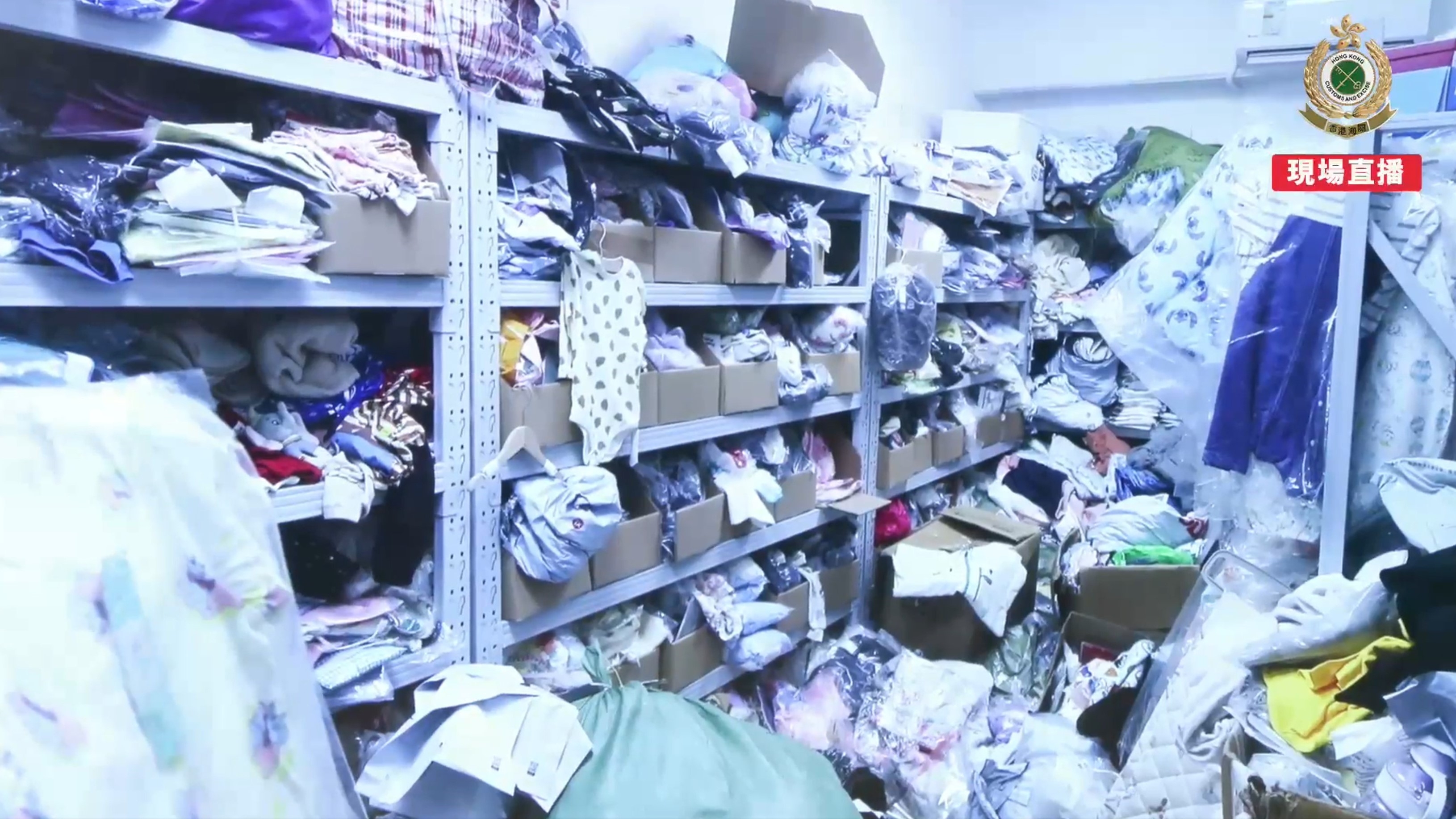 海關突擊搜查位於屯門工廠大廈的冒牌物品儲存倉庫，檢獲約4300件懷疑冒牌物品。（海關Facebook直播截圖）