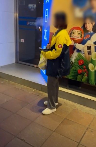 港鐵職員街頭穿制服吸煙被拍