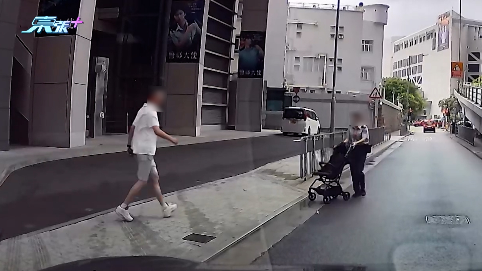 車Cam直擊｜灣仔警總外BB車失控滑出馬路　的士急扭避開　驚險一刻曝光 （FB@車cam L（香港群組）／家寶）