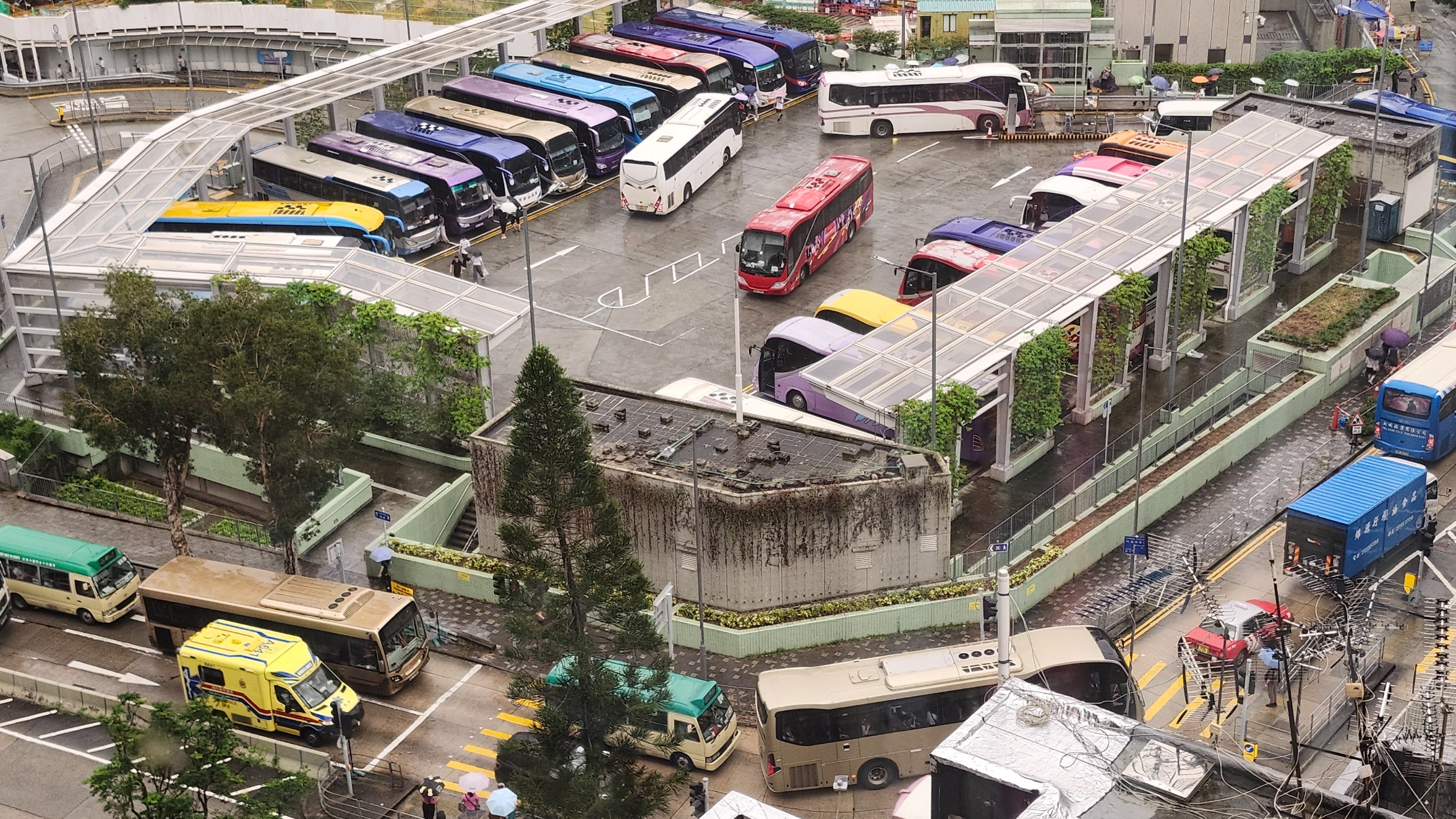 東張西望報料｜黃大仙廟旅遊巴逼爆停車場入口　消防車被迫逆線通過　居民報《東張》望政府解決 （觀眾李先生報料）