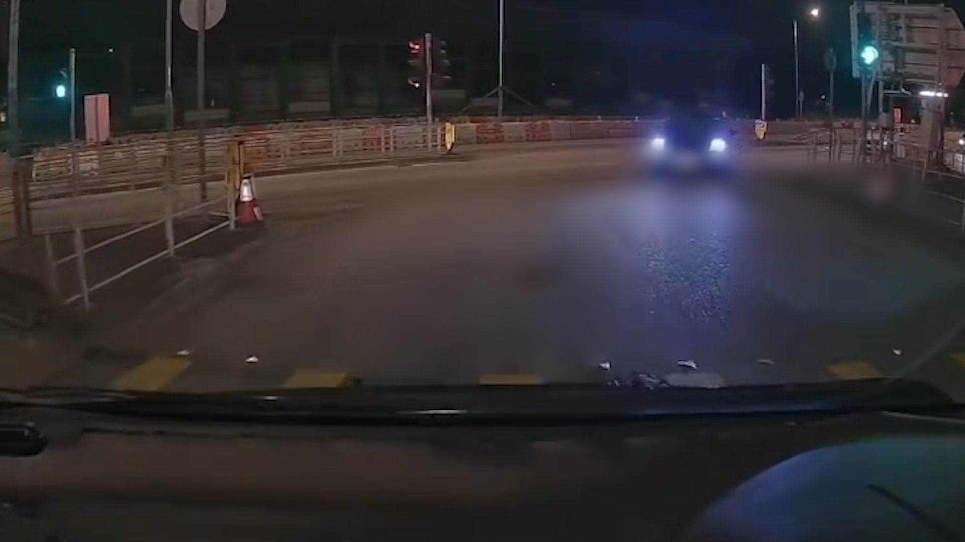 元朗深夜驚見馬路炸彈逆線行仲撞欄杆。(影片截圖)