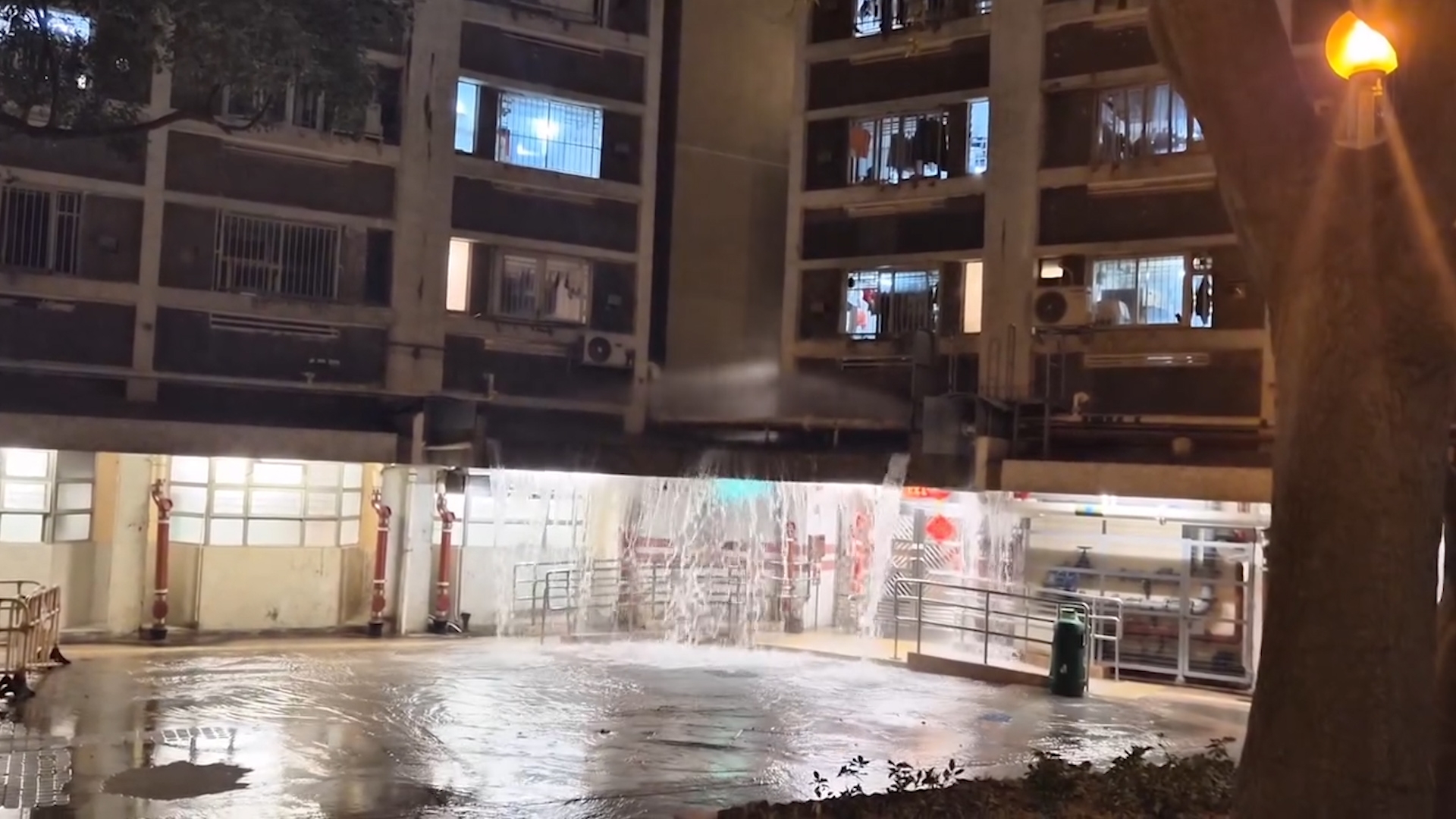 東張西望報料｜樂華南邨喜華樓爆水管變「水舞間」　居民無奈：當豬籠入水