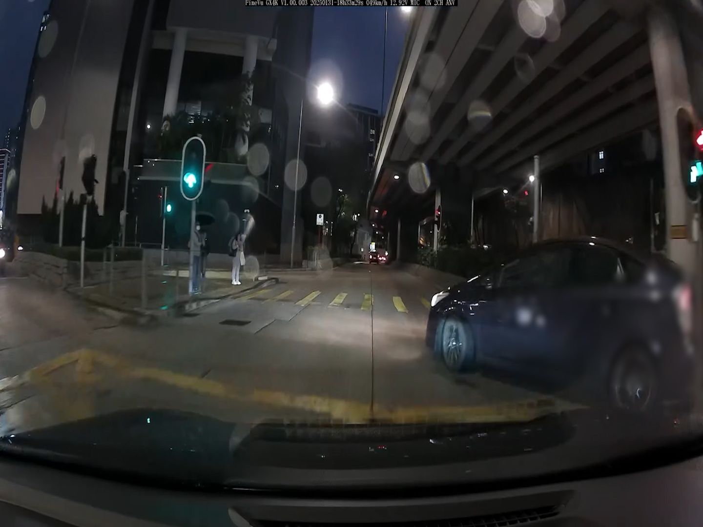 私家車新年勁陰功！加士居道天橋底先遇切線再碰U-turn