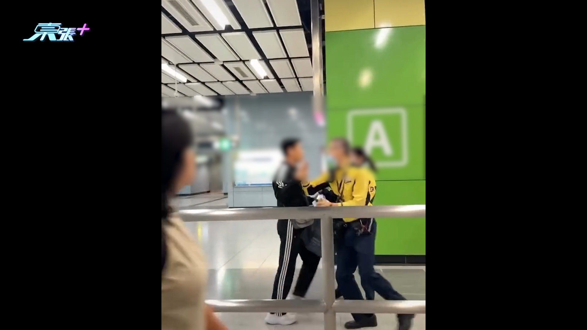 港鐵南昌站男乘客疑用優惠價坐車「斷正」　職員起槓推撞惹網民熱議