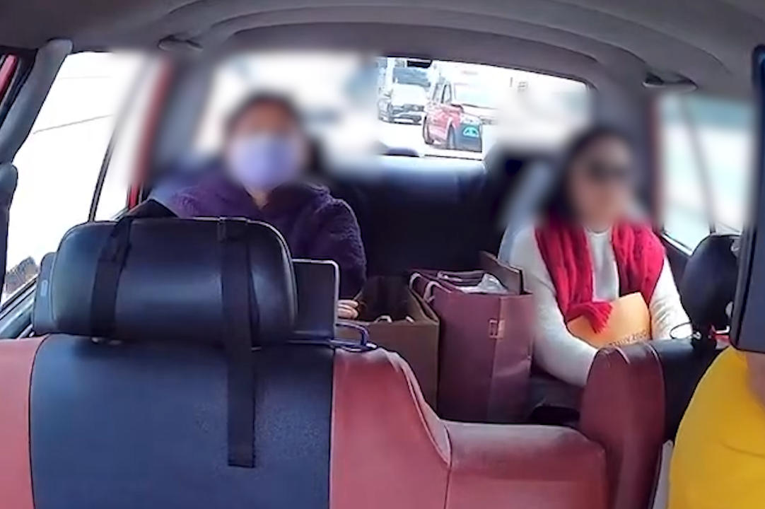 富婆出巡搭的士用「垃圾袋」墊位。(FB@高囂)