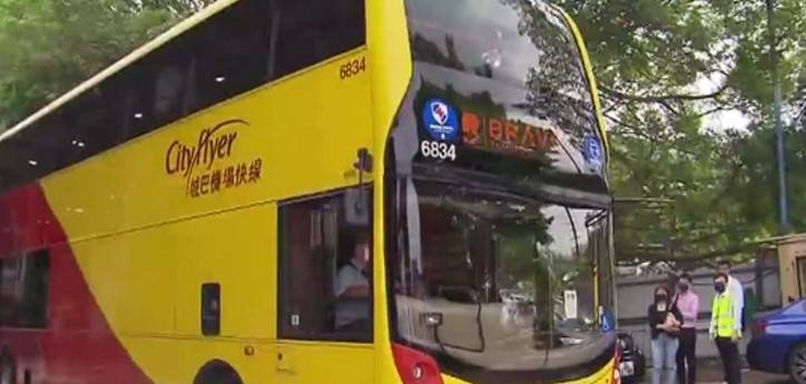 聖誕節外遊成風，再有巴士堆滿行李篋更「塞爆車門」！