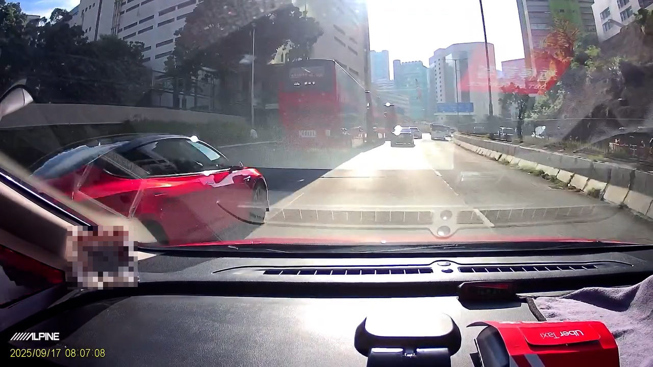 事發時，涉事Tesla私家車正在左邊線行駛，正加速打算切線到中線的一輛的士前方，但在過程中收掣不及，撞向在左邊線正準備進站的巴士車尾。 （Facebook影片截圖／車cam L（香港群組）／劉健輝）